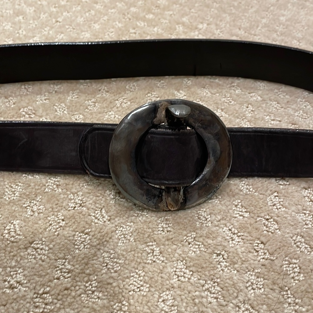 Women’s Black leather belt.